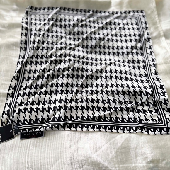 100% SILK SCARF, by HALSTON RED, in BLACK/WHITE, 20 X 20 INCHES, A RARE FIND, - Picture 3 of 6